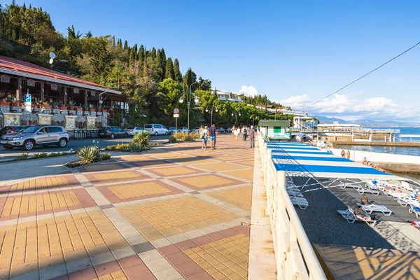 Människor på stranden längs banvallen i Alushta — Stockfoto