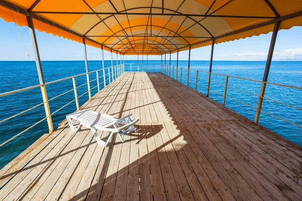 One plastic sunbed in outdoor solarium over sea — Stock Photo, Image