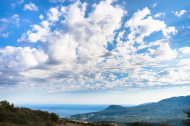 Aluşta şehir arası Karadeniz Sahil üzerinde üzerinde gökyüzü