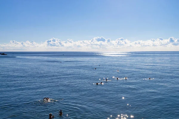 Swimming туристи в Чорного моря в місті Алушта — стокове фото