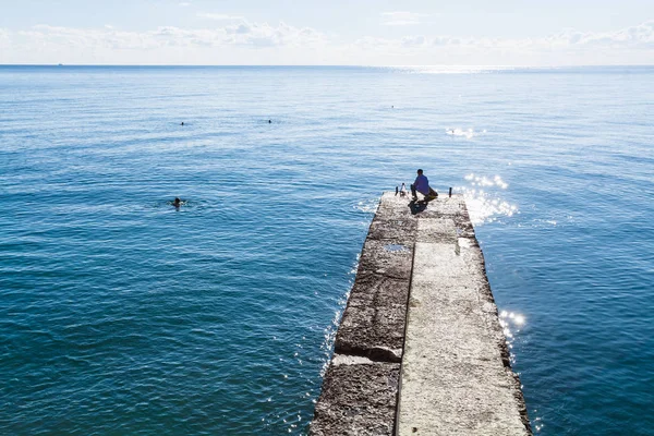 Pescador no cais na cidade de Alushta de manhã — Fotografia de Stock