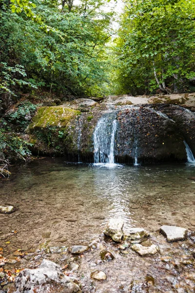 Wasserfall am ulu-uzen Fluss in haphal Schlucht — Stockfoto