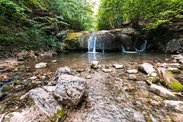 Mały wodospad na Ulu-Uzeń w wąwozie Haphal — Zdjęcie stockowe