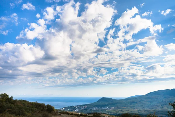 Himlen över Alushta staden på kusten av Svarta havet — Stockfoto