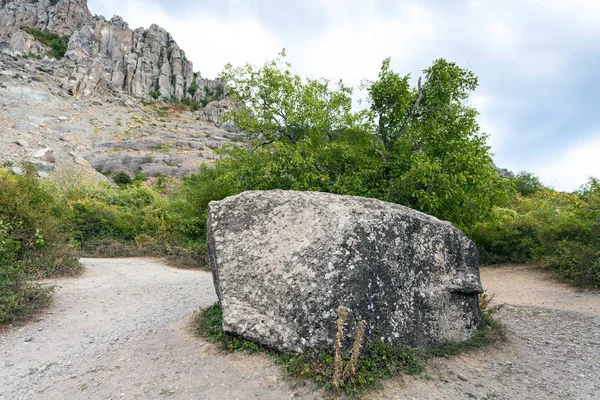 Gran piedra en el parque natural El Valle de los Fantasmas — Foto de Stock