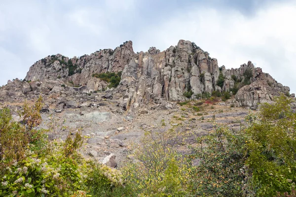 Demerdzhi dağın Park yıpranmış kayalar — Stok fotoğraf