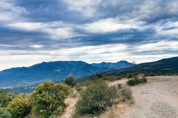 Regenachtige wolken boven de vallei van de mountan op de Krim — Stockfoto