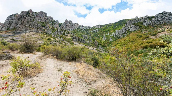 Zwietrzałych skał w dolinie duchów na Krymie — Zdjęcie stockowe