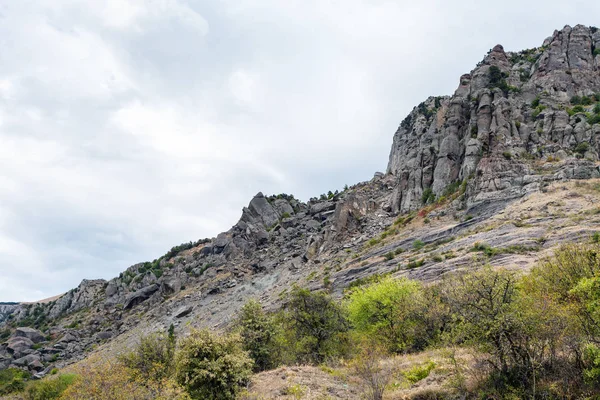 Vista de rochas antigas na Montanha Demerdzhi — Fotografia de Stock