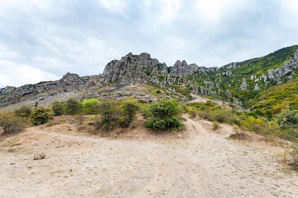 Vista della montagna di Demerdzhi (Demirci) in Crimea — Foto Stock