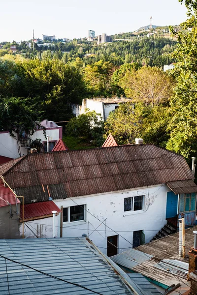 Widok domów mieszkalnych w mieście Ałuszta — Zdjęcie stockowe