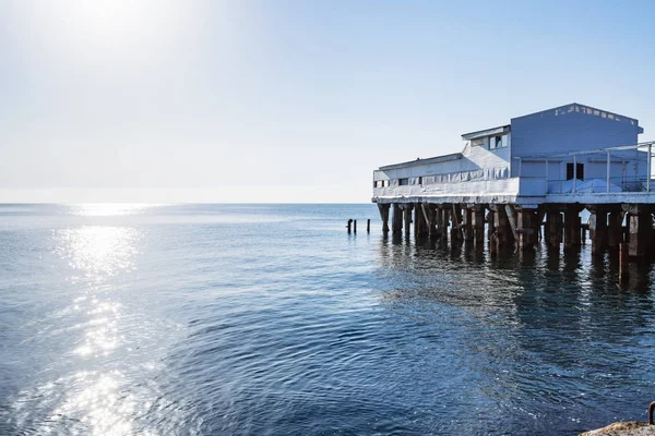 Deniz tekne terminal sabah Aluşta şehirde