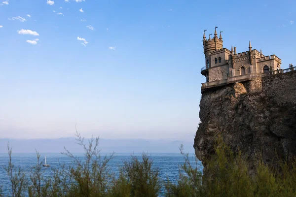 View of Swallow Nest Castle on Aurora Cliff — Stock Photo, Image