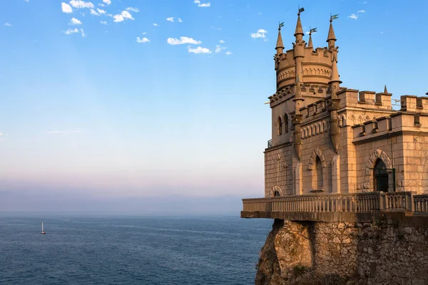 Nid d'hirondelle Château sur la mer Noire en Crimée — Photo