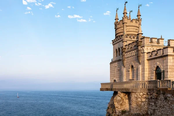 Vue sur le château de Swallow Nest en Crimée le soir — Photo