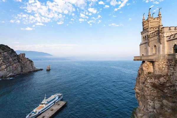 Корабель і проковтнути гніздо замку над Чорним морем — стокове фото