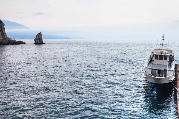 View of moored ship and Parus rock in Crimea — Stock Photo, Image