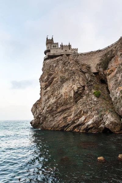 Swallow Nest Castle over Black Sea in evening — Stock Photo, Image