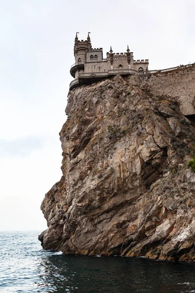 燕子的巢窝城堡在晚上极光悬崖上 — 图库照片