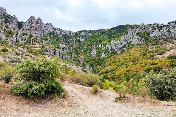 Вид на скалы в форме у горы Демерджи — стоковое фото