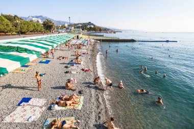 kentsel çakıl plajı Aluşta şehirde turist