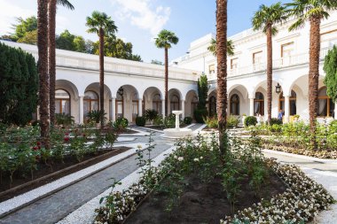 Livadiya İlçesi, Crimea - 21 Eylül 2017: avluda Livadia Sarayı'nın gül bahçesi ziyaretçi. Yazlık Kırım'da Rus İmparatorun ailesinin saraydı