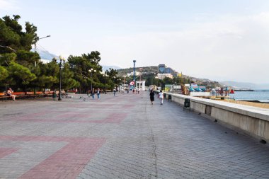 insanlar sabah setin Aluşta içinde yürüyüş