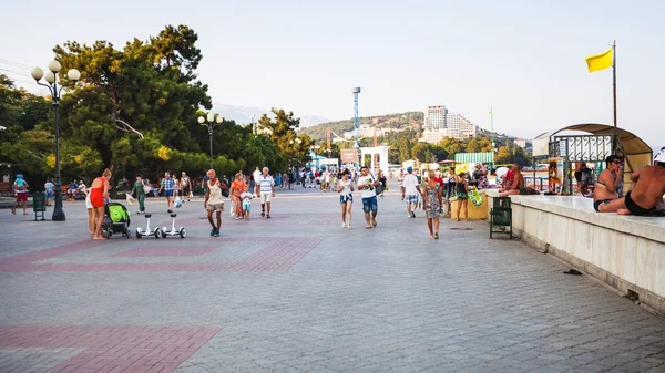 Άνθρωποι στον Λένιν Street ανάχωμα στο Αλούστα — Φωτογραφία Αρχείου