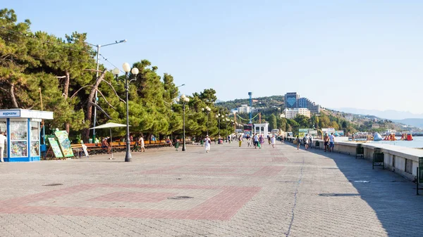 Toeristische aan Lenin Street kade in Alushta stad — Stockfoto