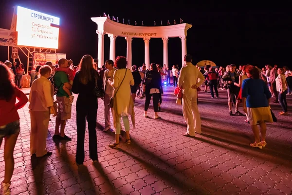 Tourists on outdoor dancing party in Alushta city — Stock Photo, Image