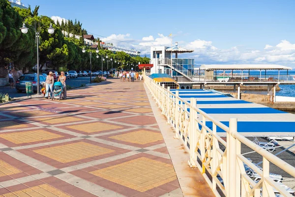 Bezoekers lopen aan kade in Alushta stad — Stockfoto