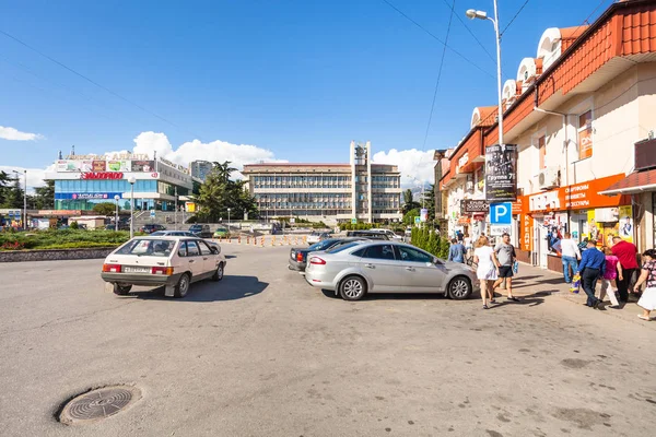 Toeristen en auto's op Sovetskaya plein in Alushta — Stockfoto