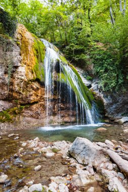 Djur-djur şelale sonbaharda Ulu-UZ Nehri üzerinde
