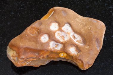 Sarı Flint koyu arka plan üzerinde taş eskitme