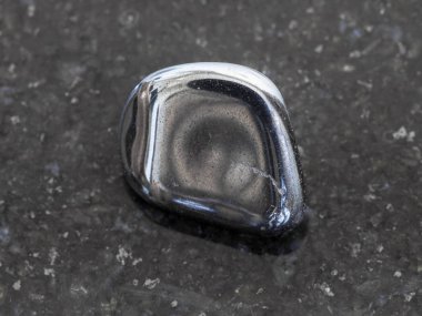 Eskitme hematit mücevher karanlık granit zemin üzerine