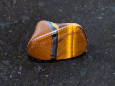 Eskitme kaplan gemstone koyu arka plan üzerinde göz