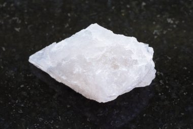 koyu arka plan üzerine kaba kuvars taş