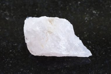 koyu arka plan üzerinde ham kuvars taşı