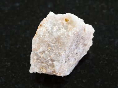 koyu arka plan üzerine kaba konglomera taş