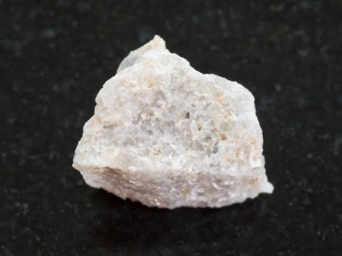 koyu arka plan üzerinde ham konglomera taş