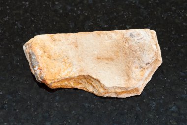 koyu arka plan üzerine kaba şeyl taş