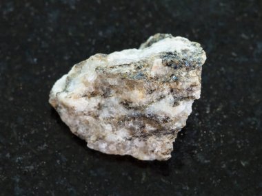 koyu arka plan üzerine kaba gnays taş