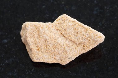 koyu arka plan üzerine kaba kum taşı taş