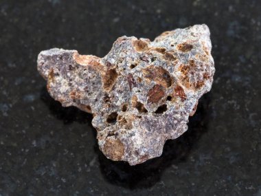 Bazalt taş koyu arka plan üzerine