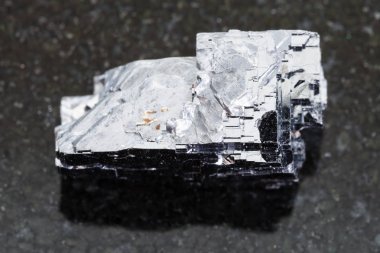 koyu arka plan üzerinde ham Galena taş