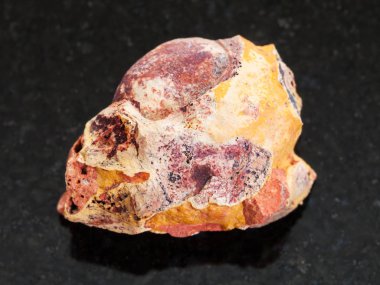 koyu arka plan üzerinde ham boksit taş