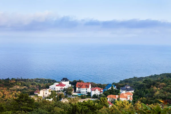 Utsikt över Svarta havet och stranden i Oreanda distrikt — Stockfoto