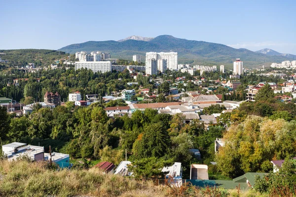 Boven uitzicht over Alushta stad in zonnige ochtend — Stockfoto