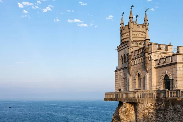 Schwalbennest-Burg auf der Krim in blauem Abend — Stockfoto