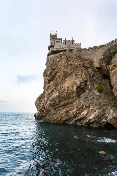 Nid d'hirondelle Château au-dessus de la mer Noire en soirée — Photo